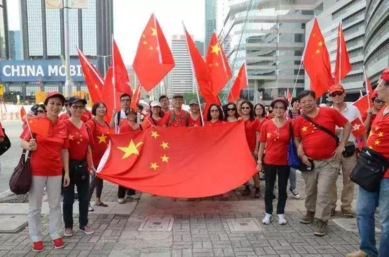 美国圣迭戈市遭遇有史以来第四大降雨量 山洪警报太晚民众在房顶避难